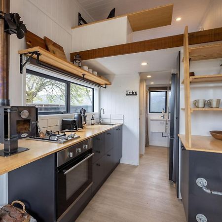 Apartamento Tiny House With Mountain Views, Indoor And Outdoor Fire, Private Courtyard Garden Wanaka Exterior foto