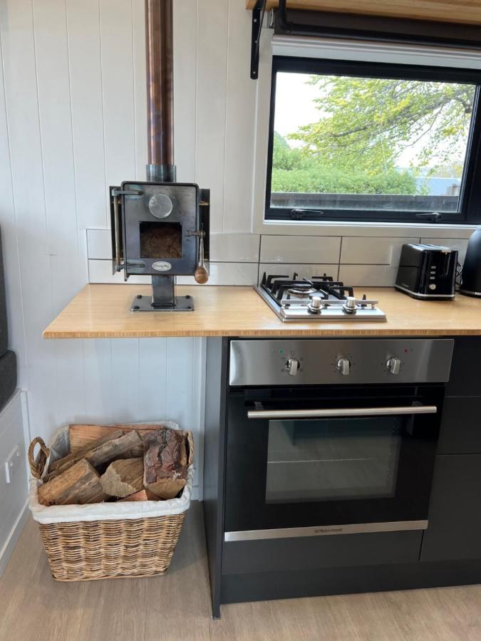 Apartamento Tiny House With Mountain Views, Indoor And Outdoor Fire, Private Courtyard Garden Wanaka Exterior foto