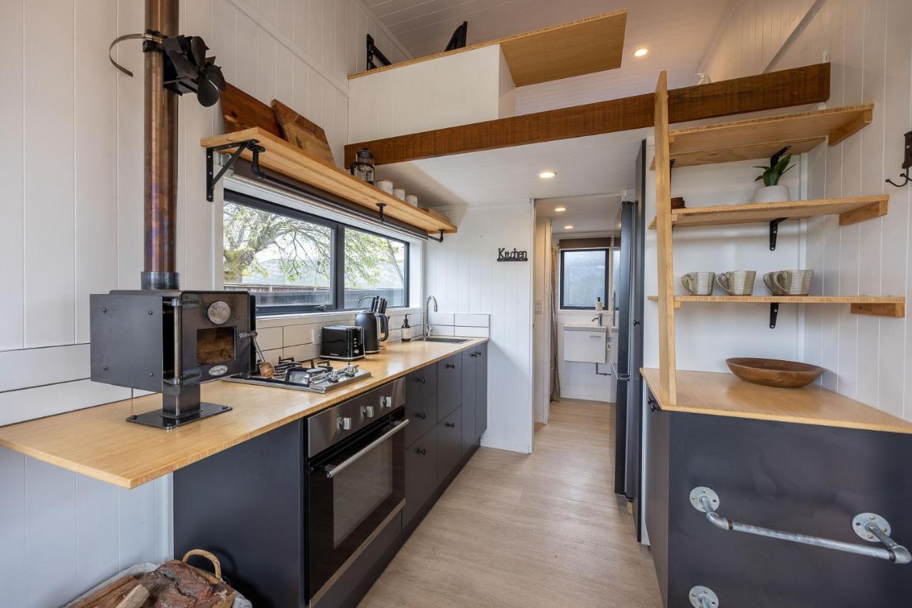 Apartamento Tiny House With Mountain Views, Indoor And Outdoor Fire, Private Courtyard Garden Wanaka Exterior foto