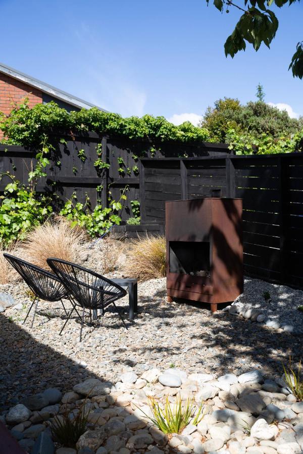 Apartamento Tiny House With Mountain Views, Indoor And Outdoor Fire, Private Courtyard Garden Wanaka Exterior foto