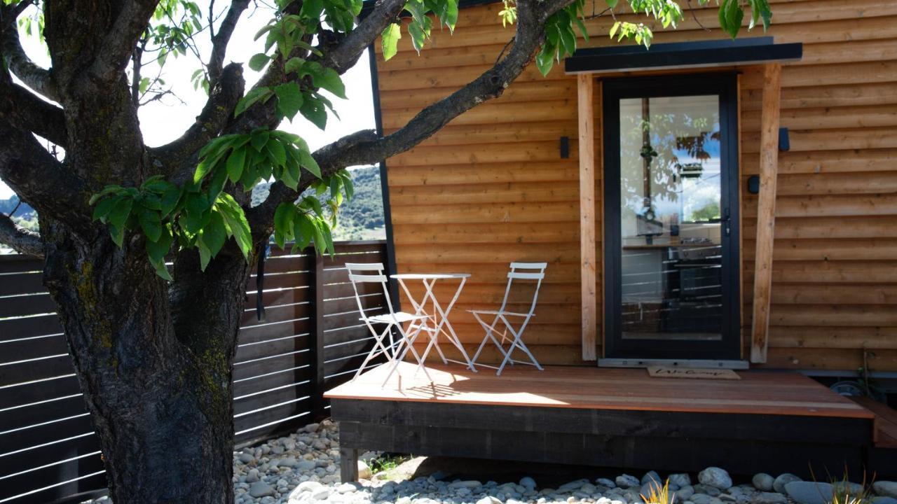 Apartamento Tiny House With Mountain Views, Indoor And Outdoor Fire, Private Courtyard Garden Wanaka Exterior foto