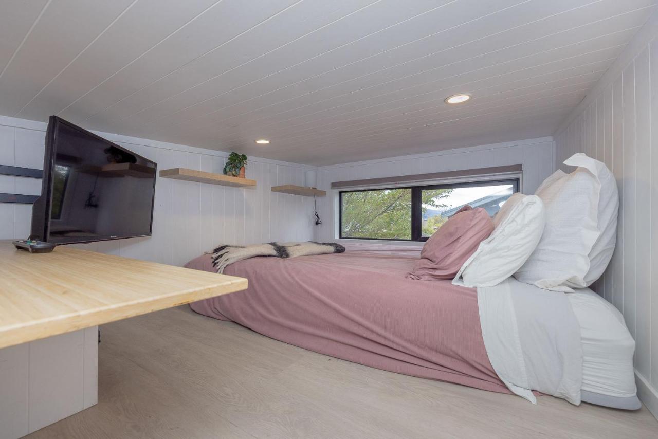 Apartamento Tiny House With Mountain Views, Indoor And Outdoor Fire, Private Courtyard Garden Wanaka Exterior foto