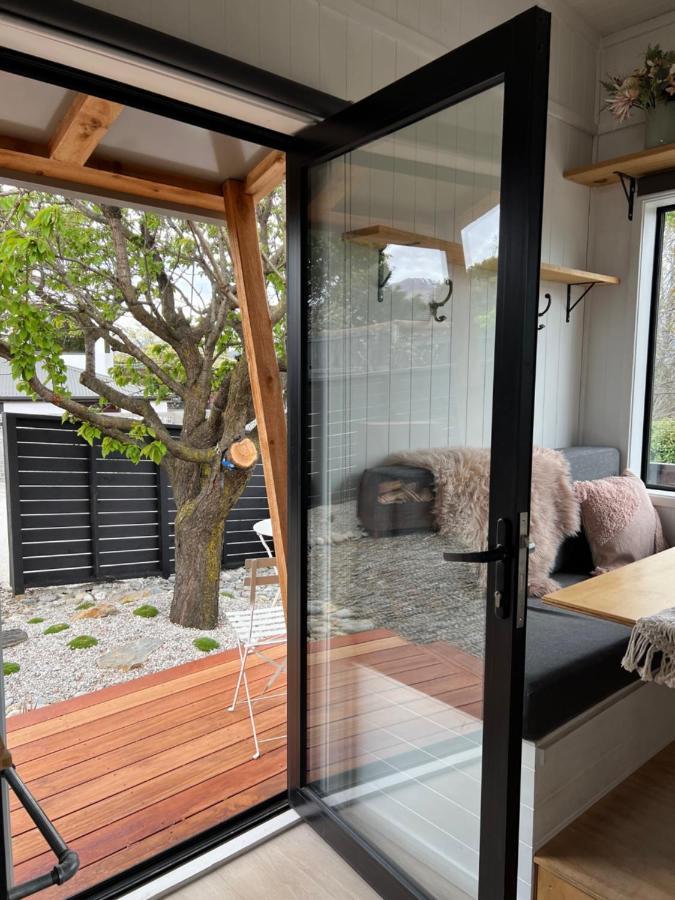 Apartamento Tiny House With Mountain Views, Indoor And Outdoor Fire, Private Courtyard Garden Wanaka Exterior foto